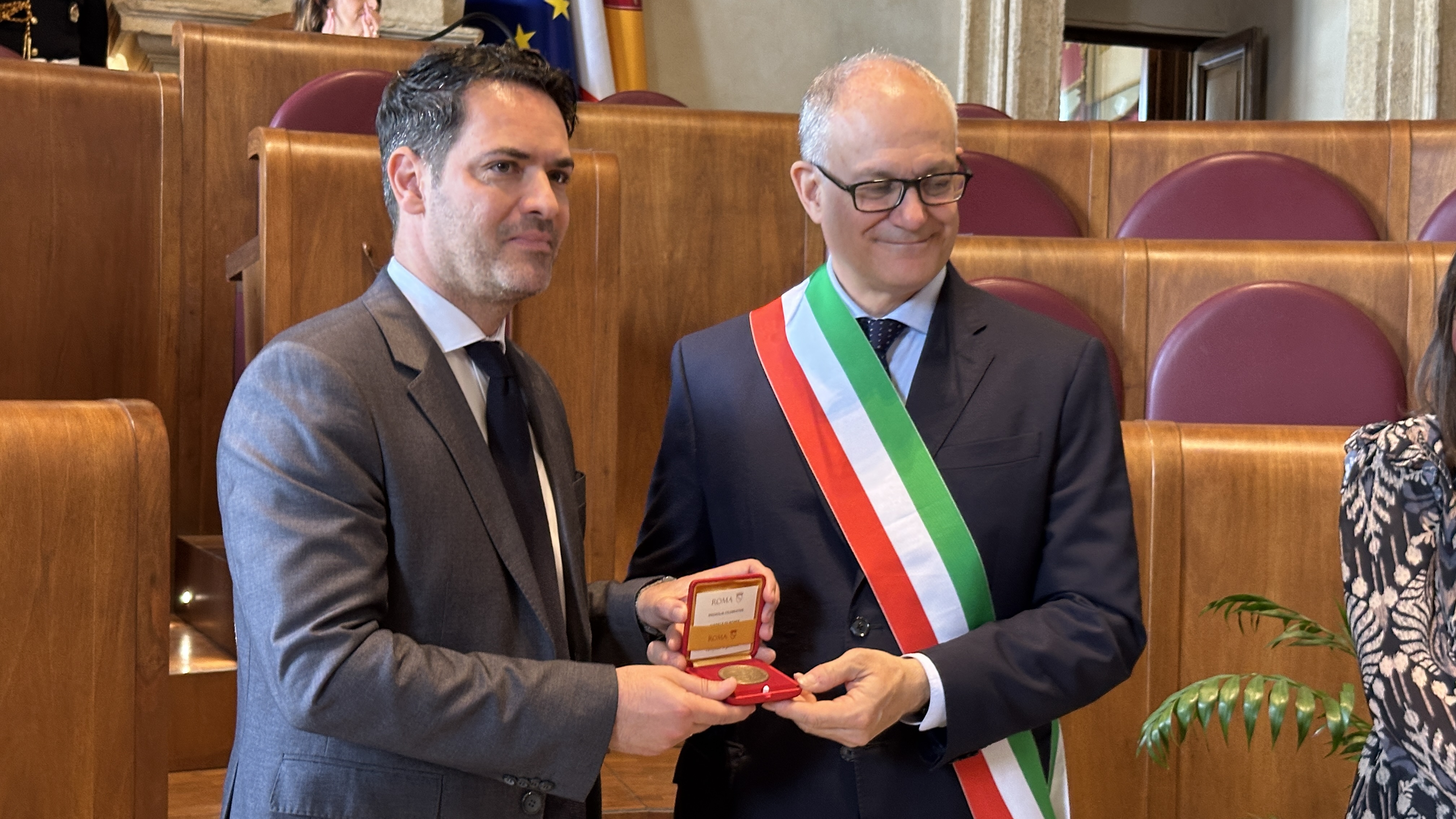 Una studentessa romana firma la medaglia del 2779� Natale di Roma