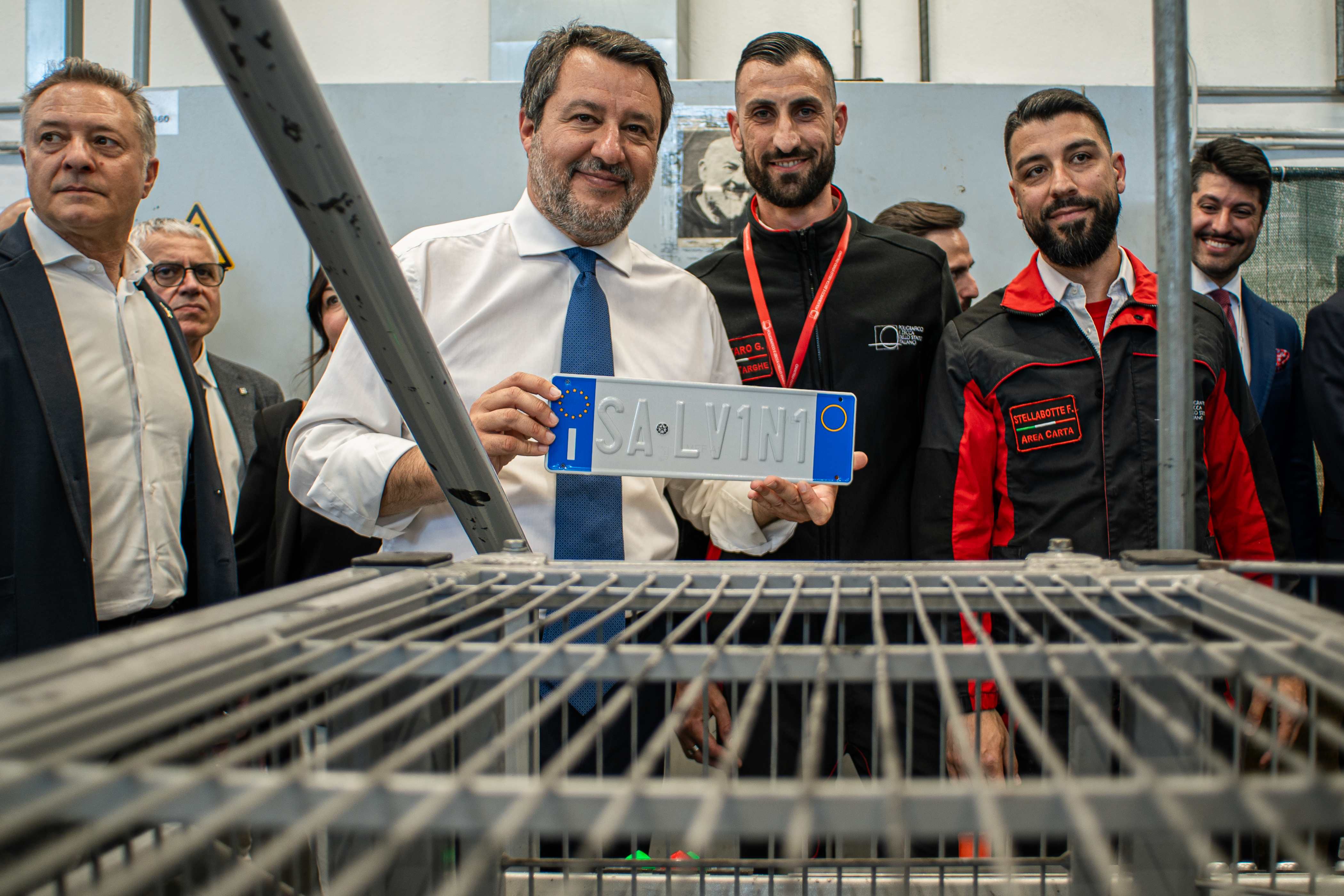 Monopattini: Salvini in fabbrica appone il primo contrassegno