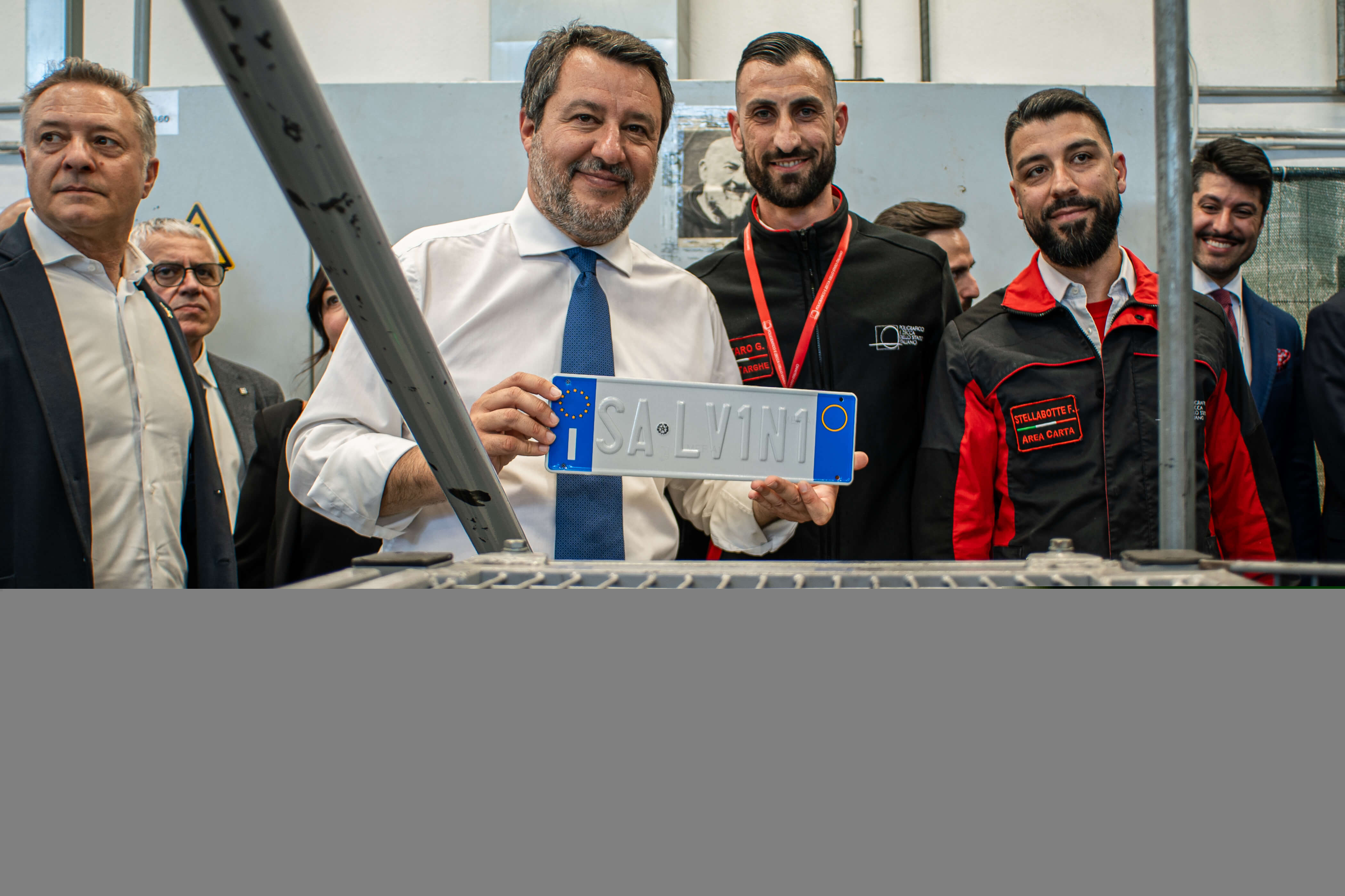 Monopattini: Salvini in fabbrica appone il primo contrassegno